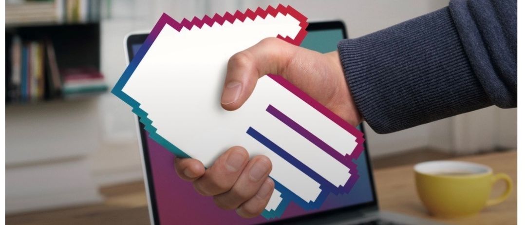 Ein Flyer bewirbt ein kostenloses Digital Everywhere Workshop. Es zeigt eine Hand, die ein digitales Schild hält, einen Laptop auf einem Schreibtisch, ein Bücherregal und eine gelbe Tasse. Der Text lautet: 'Bildungswege: KI als Schlüssel zum Erfolg Künstliche Intelligenz. 03. März 2026 18-21 UHR 4715 Taufkirchen/Trattnach 105 Gemeindesaal.'