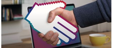 Eine Anzeige für ein kostenloses Digital Everywhere Workshop. Eine Hand hält ein Papier mit einem digitalen Symbol darauf, und es gibt einen Laptop und eine Kaffeetasse auf einem Schreibtisch. Das Datum ist 03. März 2026, 18-21 Uhr.