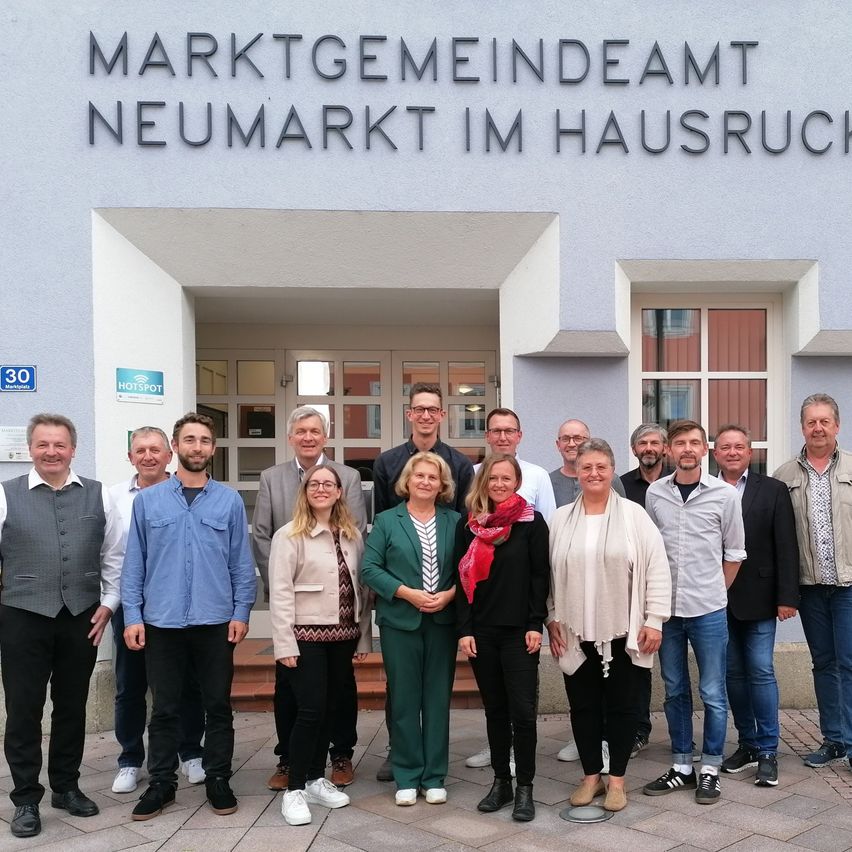 Bild enthält, Pants, Jeans, Adult, Female, Person, Woman, Male, Man, College, People