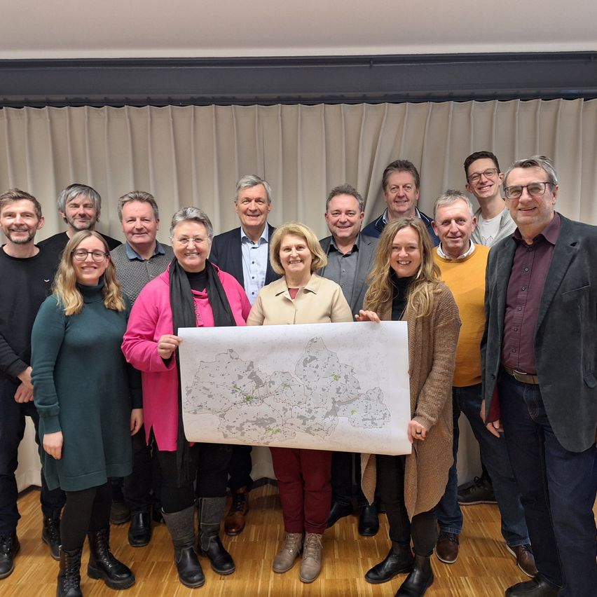 Bild enthält, Groupshot, Person, People, Adult, Female, Woman, Male, Man, Coat, Suit