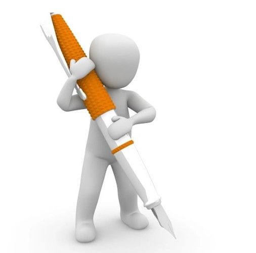 Eine 3D-Figur hält einen orangefarbenen Stift zum Schreiben bereit. Der Kopf der Figur ist leicht geneigt und hat einen ernsten Ausdruck. Der Stift hat einen weißen Körper mit einem orangefarbenen Griff.