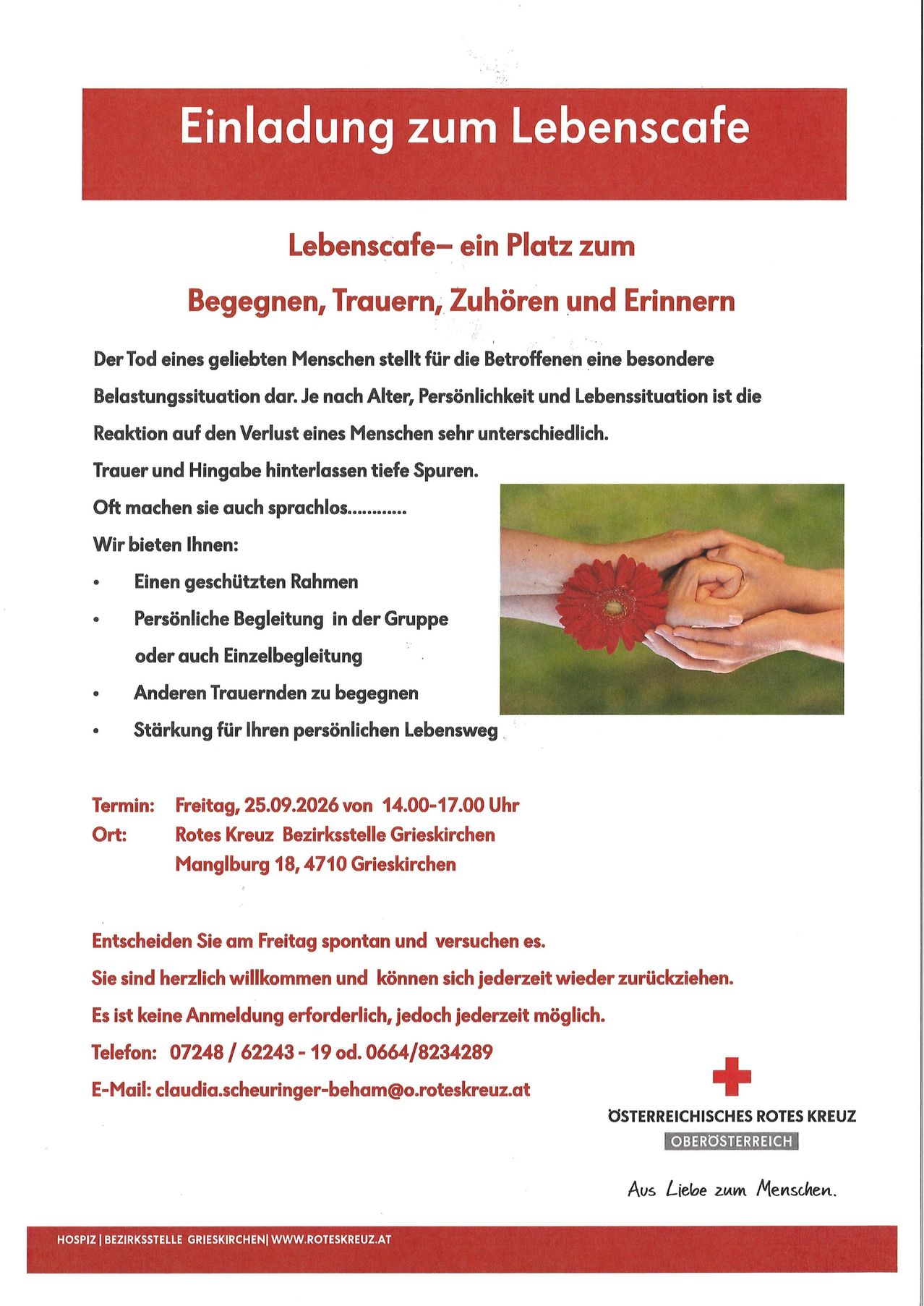 Plakat für eine Treffengruppe mit dem Titel 'Lebenscafe' zum Treffen, Trauern, Zuhören und Erinnern. Das Plakat zeigt ein Bild von zwei Händen, die sich halten, einer roten Blume und einem grünen Hintergrund. Das Plakat enthält auch Informationen über die Zeit, den Ort und die Kontaktinformationen des Treffens.