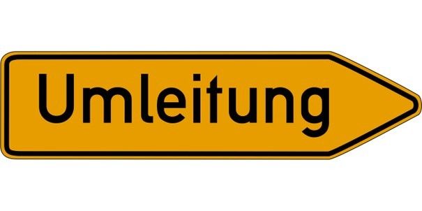 A yellow sign with a black arrow pointing to the right and the word 'Umleitung' written in black.