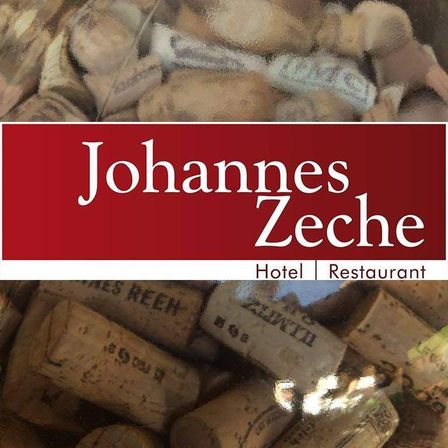 Ein Nahaufnahme von Weinkorken, die aufeinandergestapelt sind, mit den Worten Johannes Zeche Hotel Restaurant auf einem roten Hintergrund angezeigt.