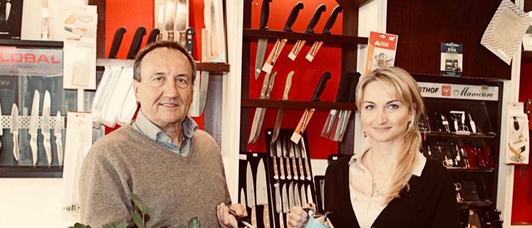 Bild enthält, Adult, Female, Person, Woman, Indoors, Pottery, Male, Man, Shop, Face