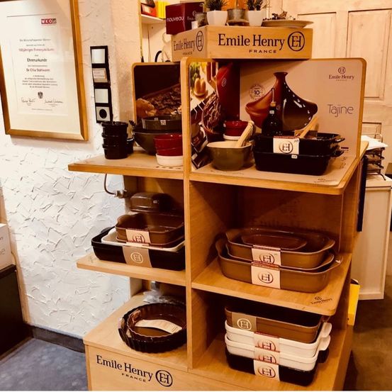 Bild enthält, Wood, Hardwood, Stained Wood, Shelf, Indoors, Interior Design