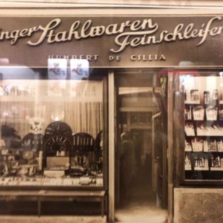 Bild enthält, Shop, Architecture, Building, Jewelry Store, Book, Publication, Window Display