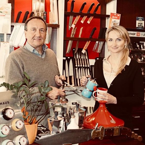 Bild enthält, Adult, Female, Person, Woman, Indoors, Pottery, Male, Man, Shop, Face