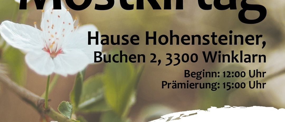 Postkarte mit Frühlingsblüten. Der Text lautet 'Mostkirtag', Ort 'Buchen 2, 3300 Winkl', Datum 'Mai 2025', Zeit 'Beginnt um 12:00 Uhr, Hauptzeit um 15:00 Uhr', mit einem Musiknotensymbol und dem Text 'ZAUMGWUAFID'.