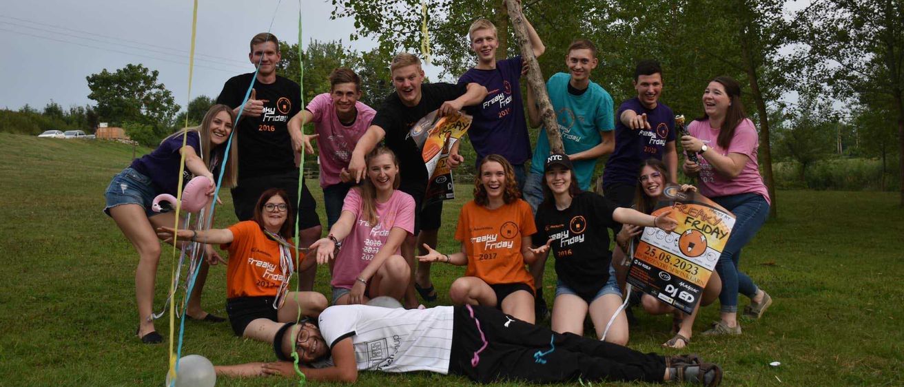 Bild enthält, People, Grass, Park, T-Shirt, Shorts, Photography, Portrait, Tree, Vegetation, Summer
