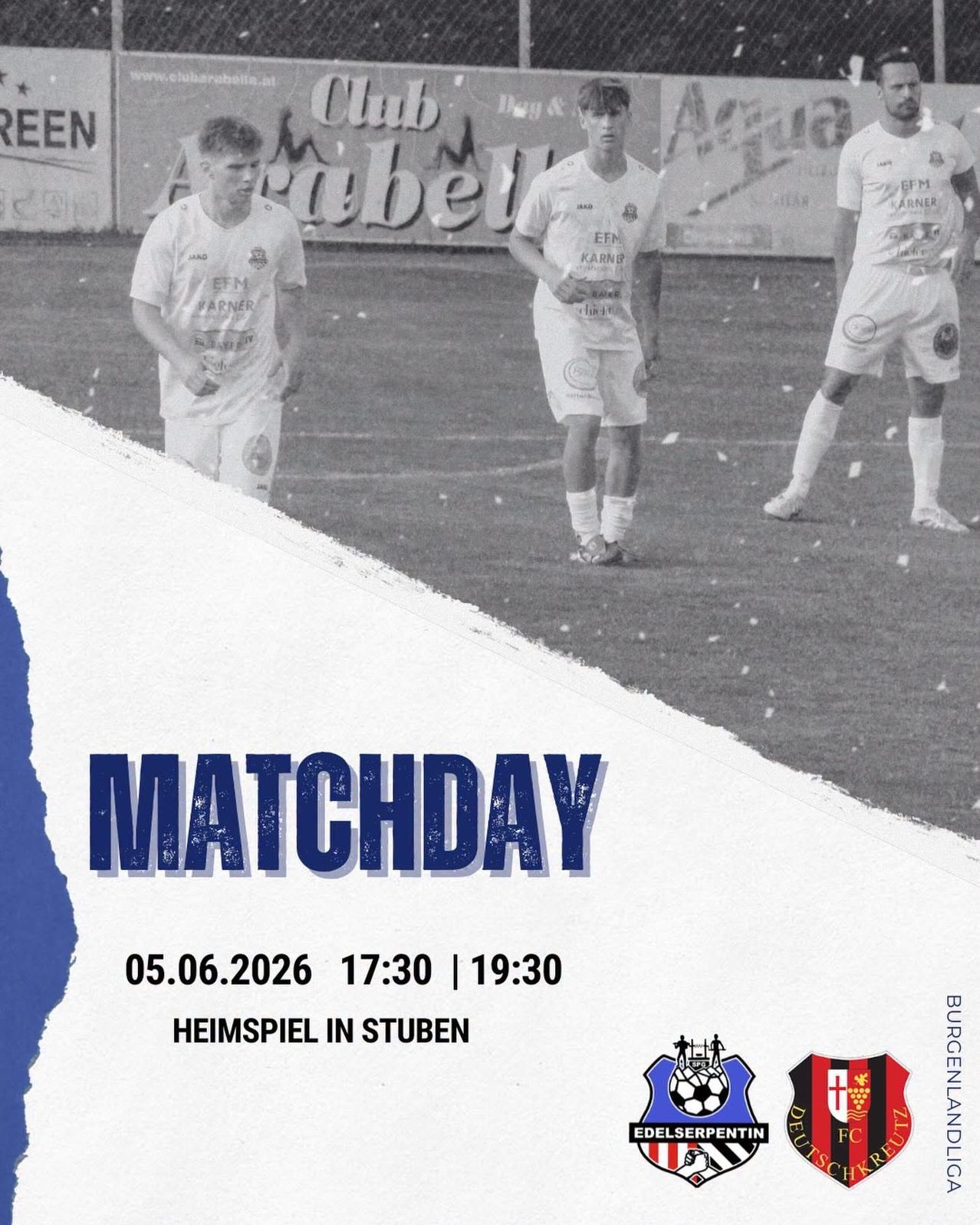 Schwarz-Weiß-Bild von drei Fußballspielern in weißen Trikots, die auf einem verschneiten Feld stehen, mit 'Matchday' und Spieldetails angezeigt.