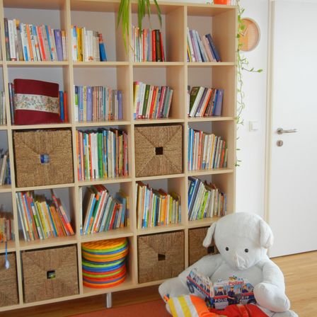 Bild enthält, Furniture, Bookcase, Plant, Shelf, Person, Architecture, Building