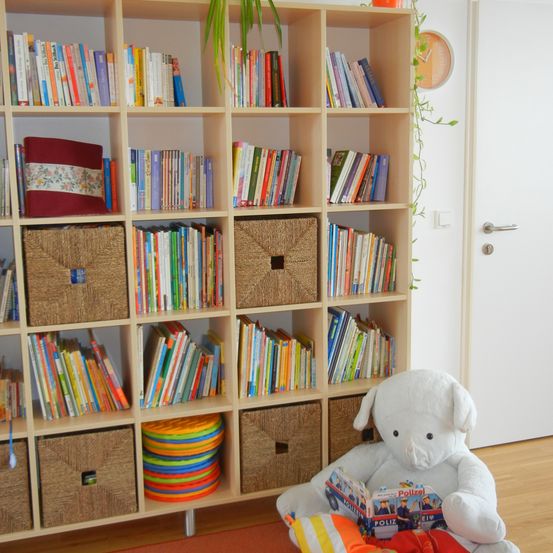 Bild enthält, Furniture, Bookcase, Plant, Shelf, Person, Architecture, Building