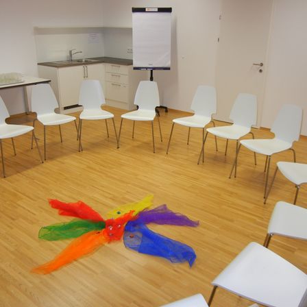 Bild enthält, Floor, Flooring, Wood, Plywood, Indoors, Interior Design, Hardwood, Chair, People, Classroom