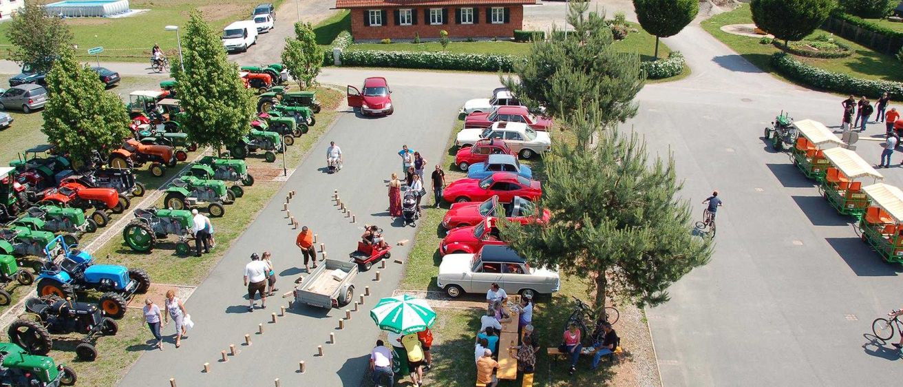 Bild enthält, Outdoors, Building, Person, City, Car, Aerial View, Urban, Motorcycle, Wheel, Bicycle