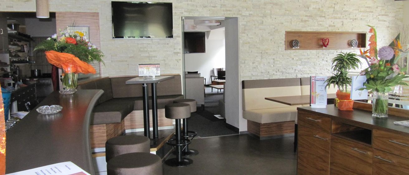 Bild enthält, Indoors, Interior Design, Dining Table, Furniture, Table, Kitchen, Dining Room, Living Room, Beauty Salon, Home Decor