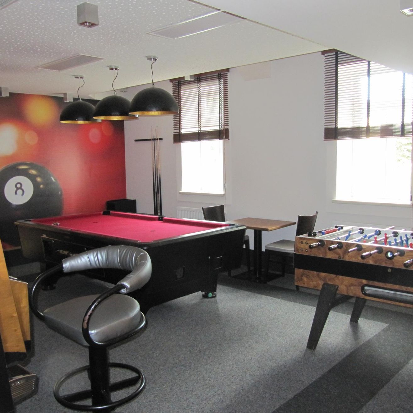 Bild enthält, Furniture, Table, Indoors, Chair, Architecture, Building, Billiard Room, Pool Table, Room