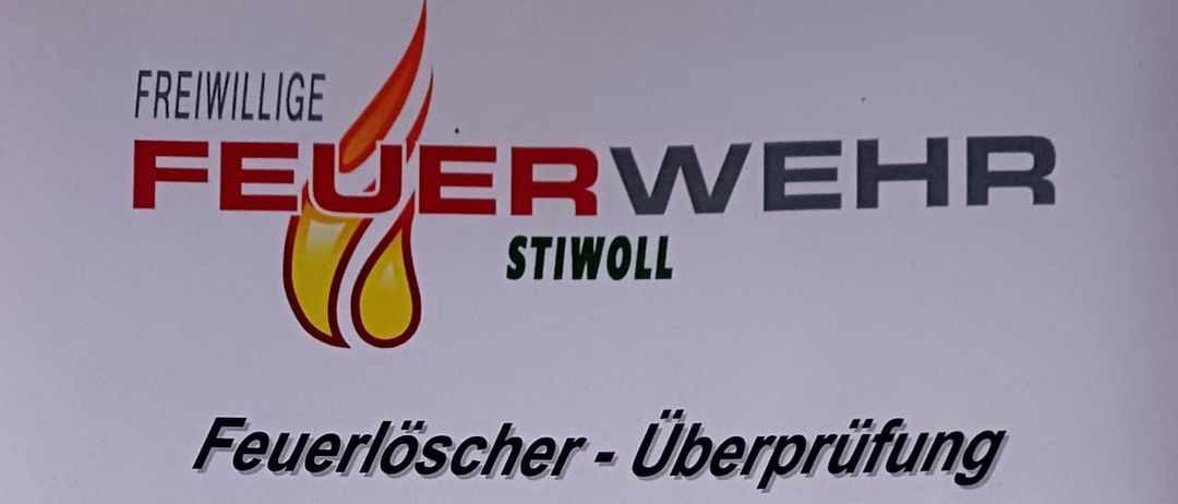 Ein Flugblatt kündigt eine Feuerlöscher-Überprüfung am 24. Mai 2025 von 08:00 bis 16:00 Uhr bei der Feuerwehr Stiwol (Keller) an. Die Überprüfung wird aufgrund gesetzlicher Bestimmungen (alle 2 Jahre) organisiert und kostet 7,00 Euro pro Stück. Das Flugblatt zeigt einen roten Feuerlöscher mit der Aufschrift 'Brandschutz Eibel'.