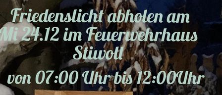 Eine Gruppe von Menschen in roten Uniformen steht vor einer Laterne. Das Bild trägt den Titel Freiwillige Feuerwehr Stiwol.