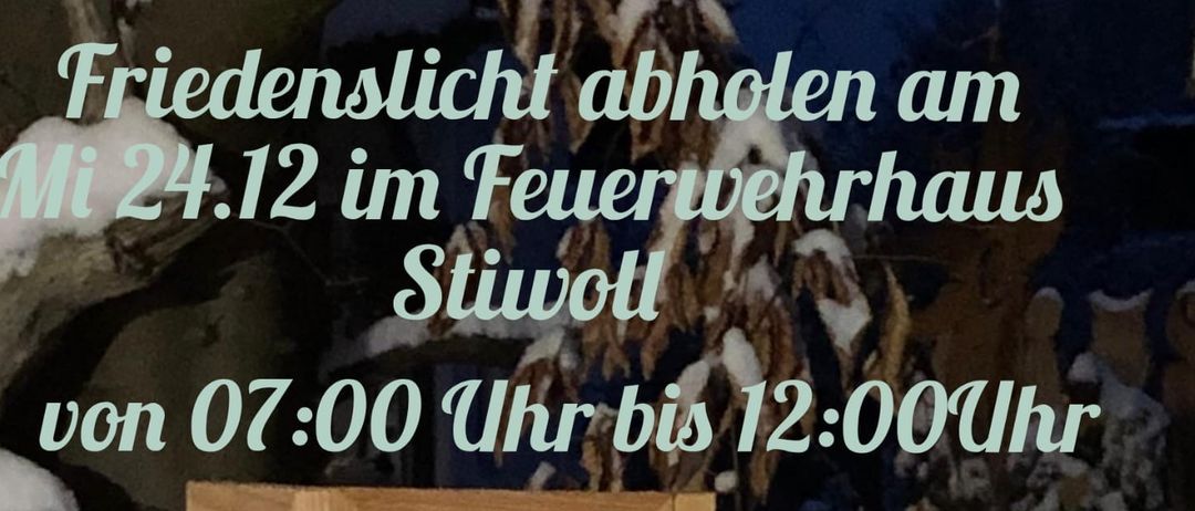 Eine Gruppe von Menschen in roten Uniformen steht vor einer Laterne. Das Bild trägt den Titel Freiwillige Feuerwehr Stiwol.