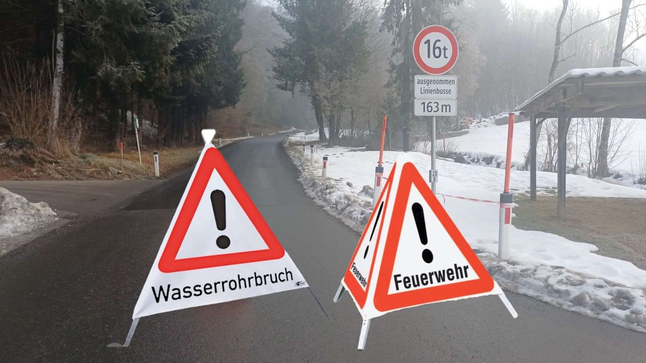 Eine verschneite Straße mit Warntafeln für einen Wasserrohrbruch und eine Feuerwehrwarnung. Ein Geschwindigkeitsschild zeigt eine Begrenzung von 16 km/h an.