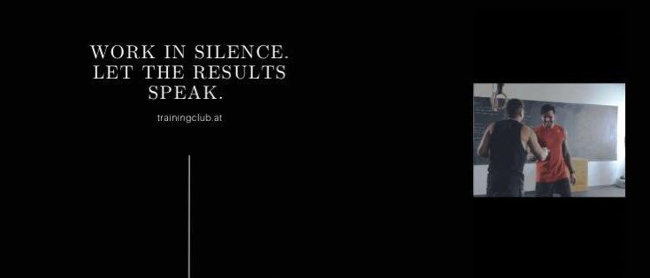 Ein motivierendes Bild mit zwei Männern, die sich in einem Fitnessstudio gegenüberstehen. Oben steht der Text 'Arbeite in Stille. Lass die Ergebnisse sprechen.' In der unteren rechten Ecke befindet sich ein Wasserzeichen für trainingclub.at.