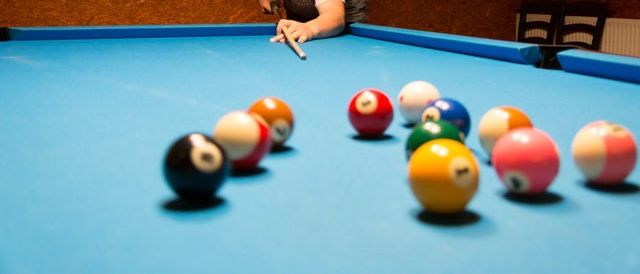 Bild enthält, Furniture, Table, Adult, Male, Man, Person, Indoors, Baton, Face, Painting