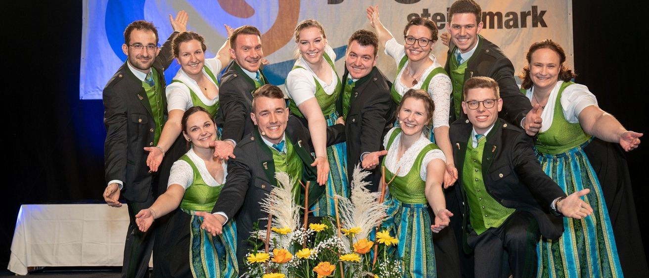 Bild enthält, Flower, Flower Arrangement, Stage, Flower Bouquet, Potted Plant, People, Person, Adult, Female, Woman