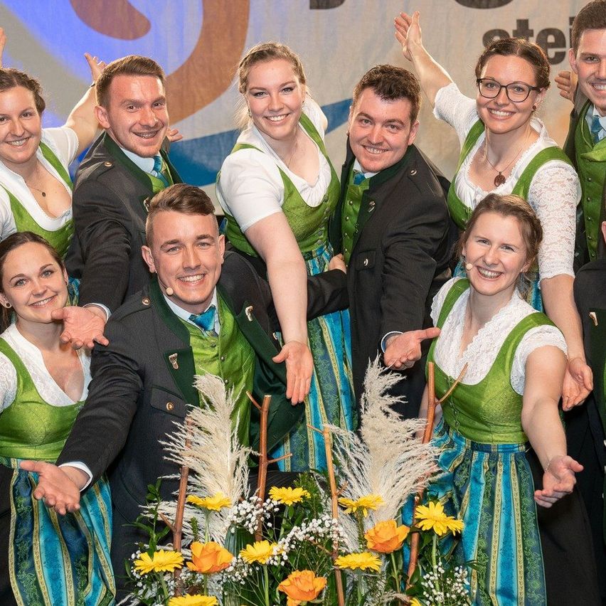 Bild enthält, Flower, Flower Arrangement, Stage, Flower Bouquet, Potted Plant, People, Person, Adult, Female, Woman