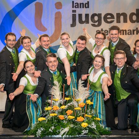 Bild enthält, Flower, Flower Arrangement, Stage, Flower Bouquet, Potted Plant, People, Person, Adult, Female, Woman