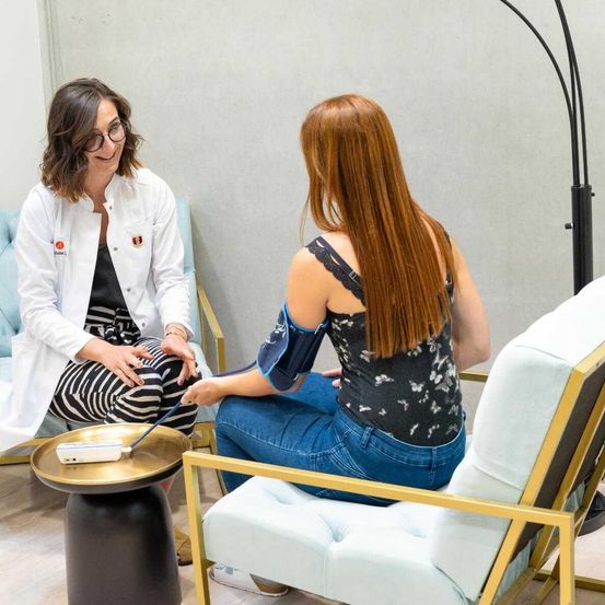 Bild enthält, Lamp, Adult, Female, Person, Woman, Furniture, Head, Face, Coat