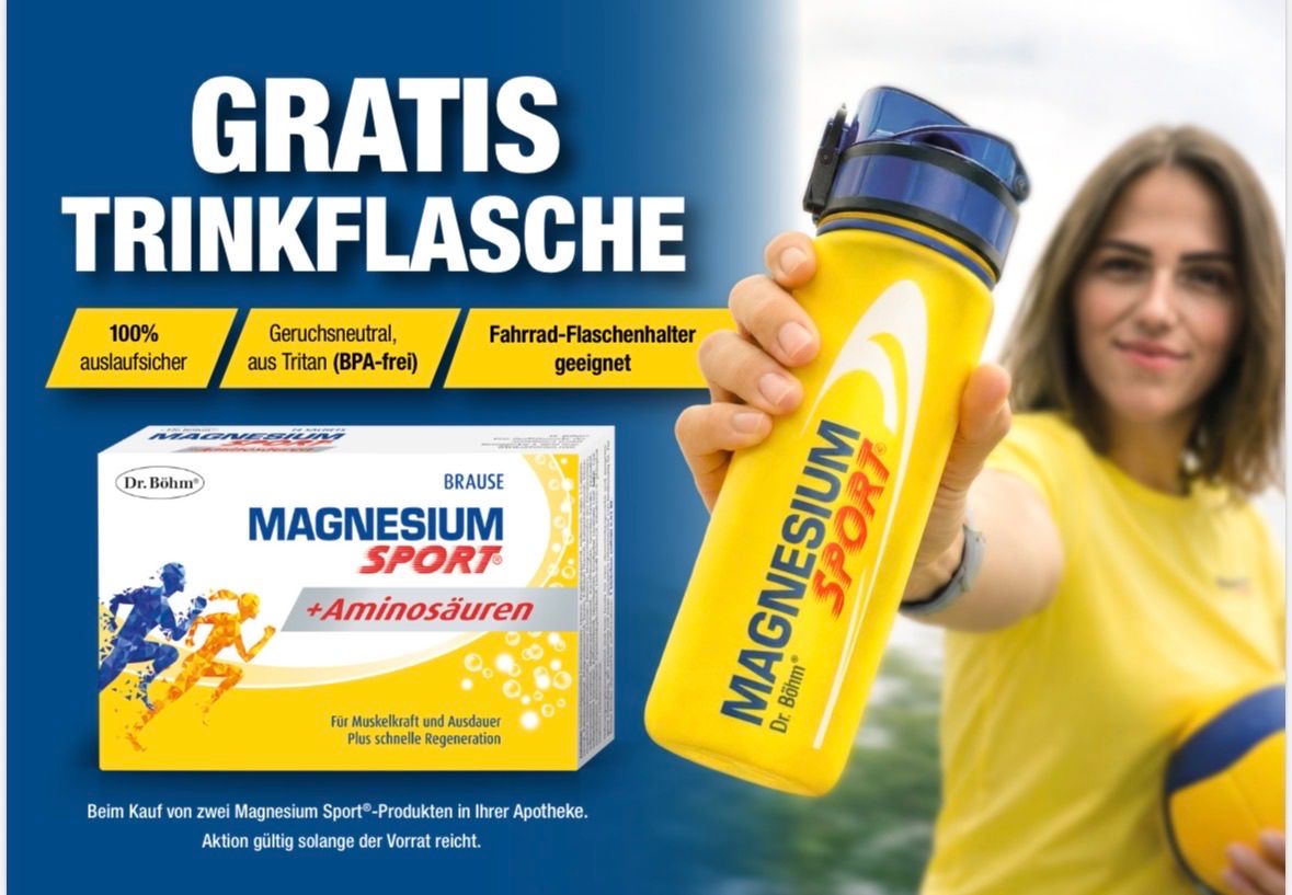 Eine gelbe Flasche mit der Aufschrift 'MAGNESIUM SPORT' wird von einer Person gehalten, neben einer Packung 'MAGNESIUM SPORT +Aminosäuren'. Der Hintergrund ist blau mit weißem Text, der bei Kauf eine kostenlose Flasche anbietet.