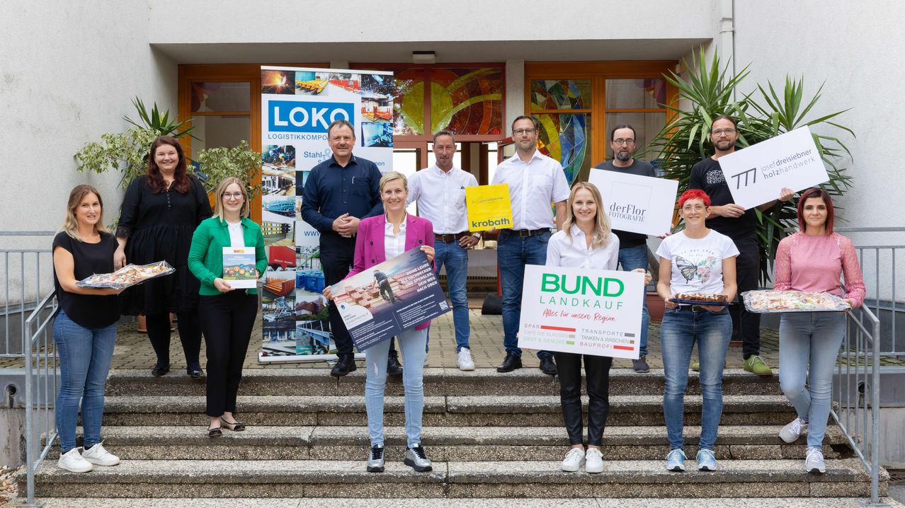 Bild enthält, Advertisement, Pants, Adult, Female, Person, Woman, Jeans, Groupshot, Poster, People