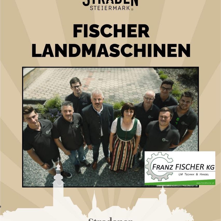 Ein Bild des Fischer Landmaschinen-Teams, mit dem Firmenlogo, das zusammen mit einer Frau in traditioneller Kleidung steht, vor dem Hintergrund eines Steinwegs und einer Schlosssilhouette.