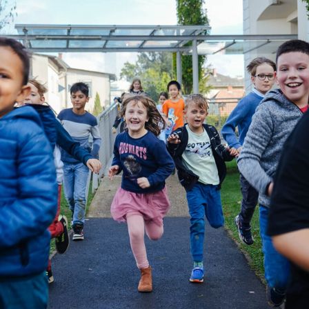 Bild enthält, People, Person, Shoe, Boy, Male, Teen, Child, Female, Girl, Glasses