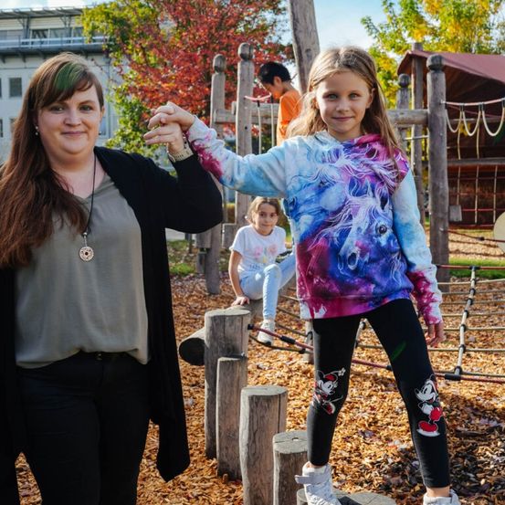 Bild enthält, Grass, Park, Person, Photography, Portrait, Pants, Tree, Adult, Female, Woman