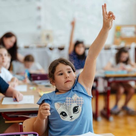 Bild enthält, Person, Student, Boy, Child, Male, Shoe, Female, Girl, Head, Face