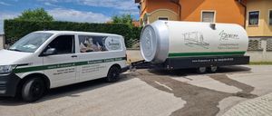 Bild enthält, Car, Transportation, Vehicle, Advertisement, Moving Van, Van, Person