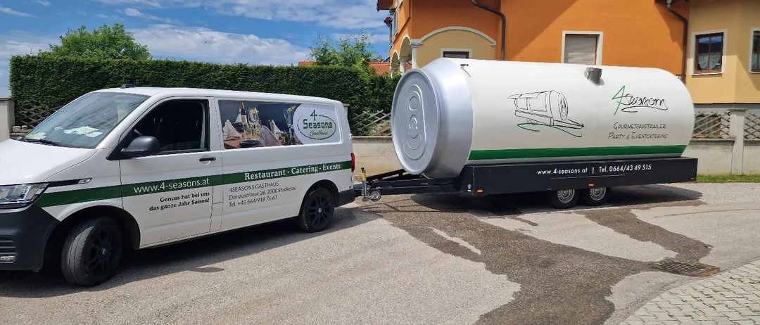 Bild enthält, Car, Transportation, Vehicle, Advertisement, Moving Van, Van, Person