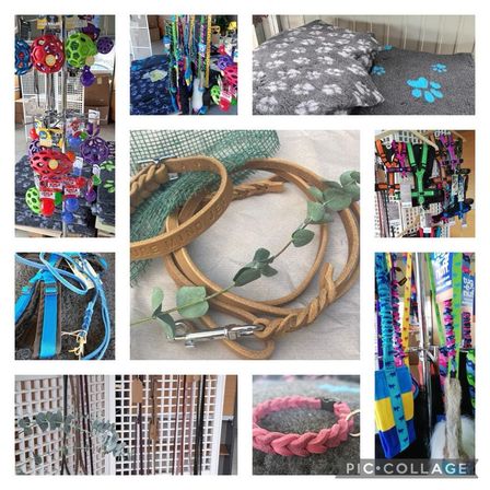 Eine Collage verschiedener Haustierprodukte, darunter bunte Spielzeuge, Lederhalsbänder und farbenfrohe Hundegeschirre.
