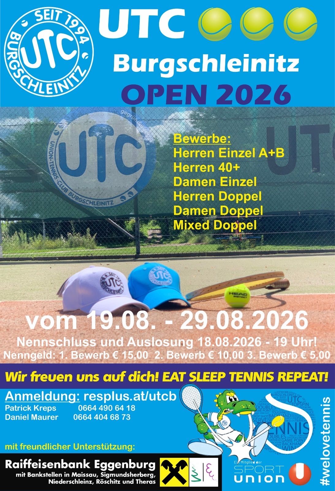 Tennisturnier-Plakat für 2026 mit Kategorien für Herren und Damen, Einzel und Doppel, mit Anmeldedetails und Gebühren. Das Plakat zeigt einen Tennisplatz im Hintergrund, Mützen und Schläger.