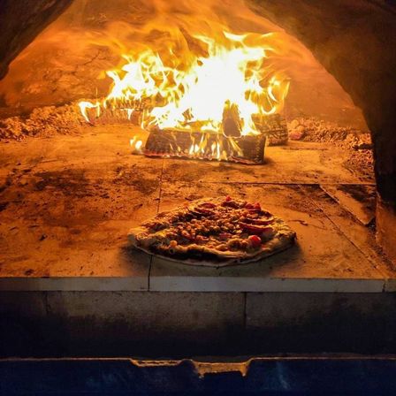 Bild enthält, Appliance, Baking, Cooking, Device, Electrical Device, Oven, Bonfire, Flame, Food, Pizza