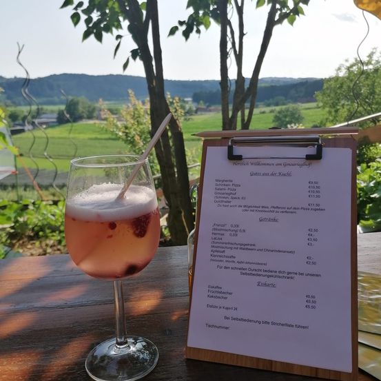 Bild enthält, Nature, Outdoors, Countryside, Rural, Farm, Alcohol, Beverage, Vineyard, Text, Wine Tour