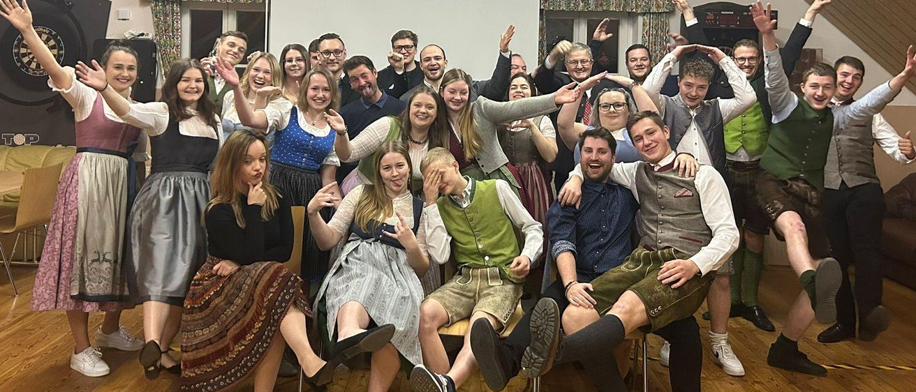 Bild enthält, People, Person, Groupshot, Adult, Female, Woman, Male, Man, Celebrating, Shoe