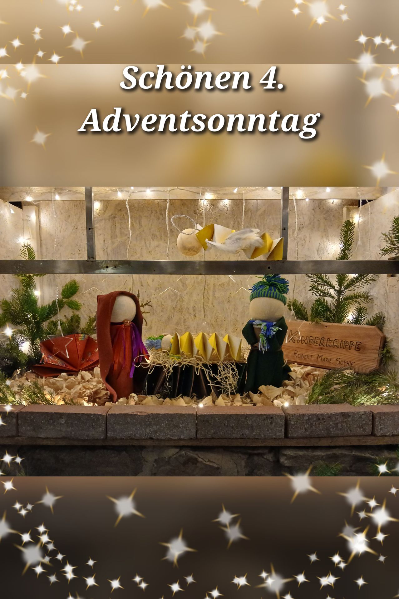 Eine Adventsszene mit Figuren von Maria und Josef, einem Krippenbett und Weihnachtsbäumen, beleuchtet von Lichterketten. Das Wort 'Adventsonntag' ist oben angebracht.