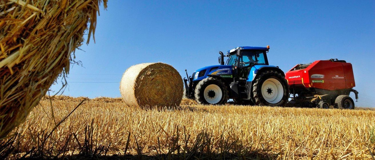 Bild enthält, Agriculture, Countryside, Field, Nature, Outdoors, Harvest, Straw, Wheel, Tractor, Vehicle