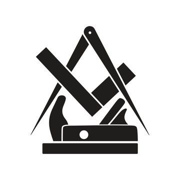 Ein schwarz-weißes Symbol eines Winkelmaßes, eines Hammers und eines Meißels auf einem Holzblock.