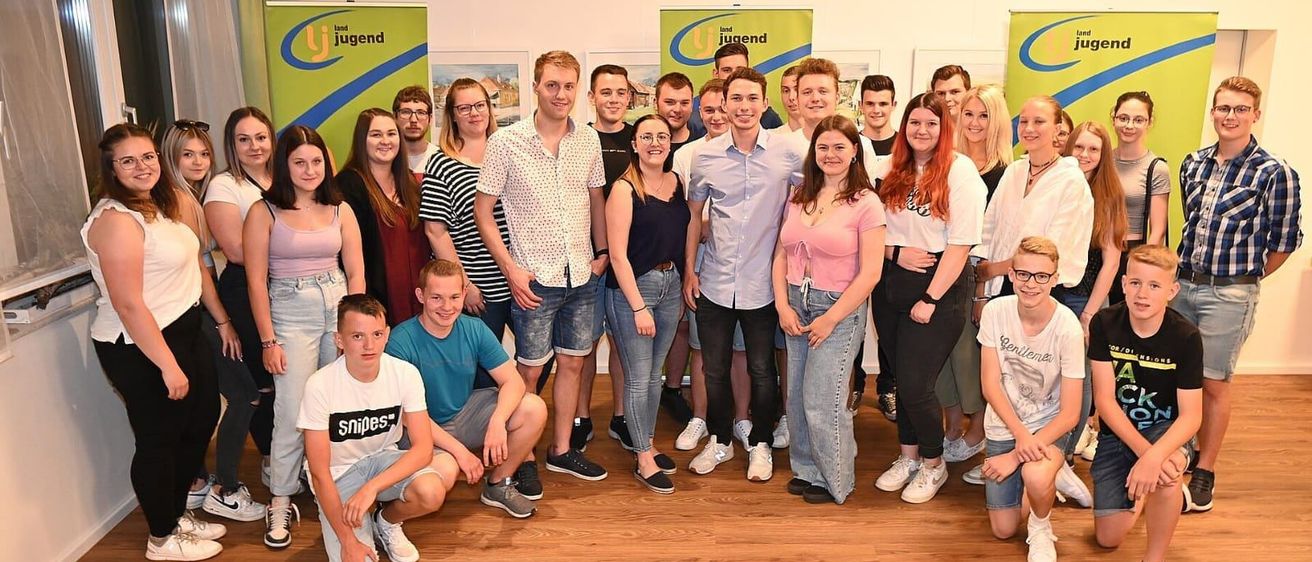 Bild enthält, Groupshot, Person, People, Adult, Female, Woman, Shorts, Jeans, Male, Teen