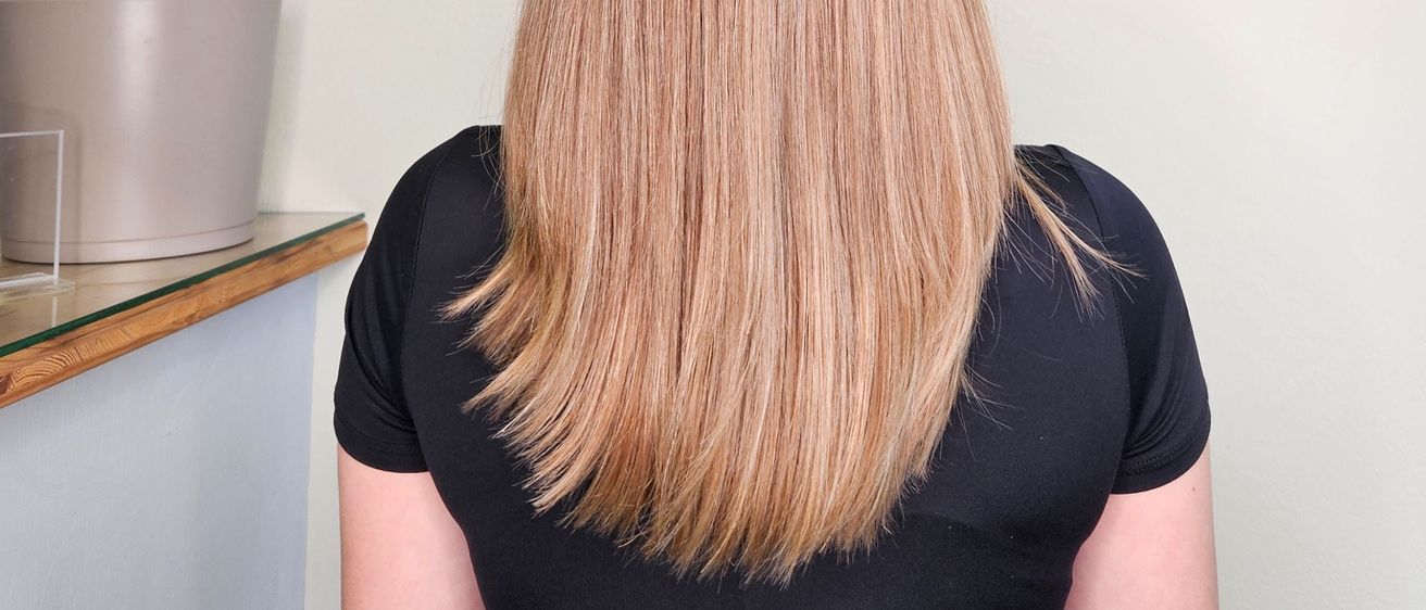 Bild enthält, Blonde, Hair, Person, Interior Design, Plant, Adult, Female, Woman, Brown Hair, Head