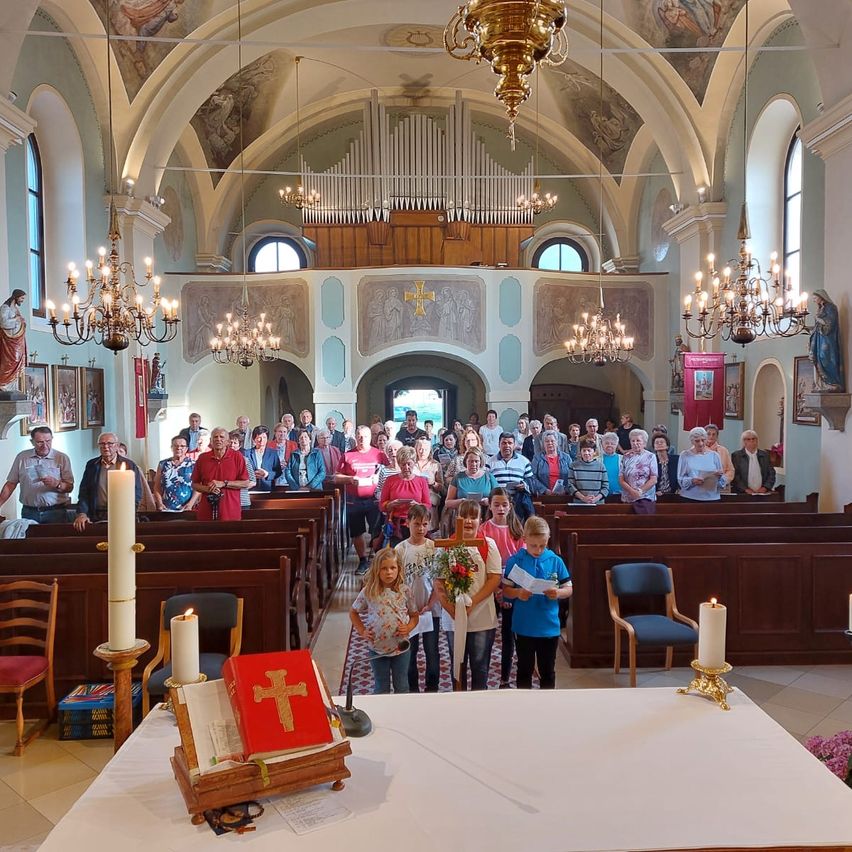 Bild enthält, Indoors, Prayer, Person, Candle, Chapel, Church, Altar, Chandelier, Shoe, Plant